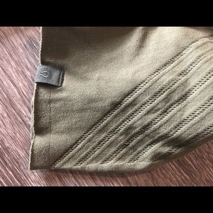 3 pairs of cropped Lululemon leggings